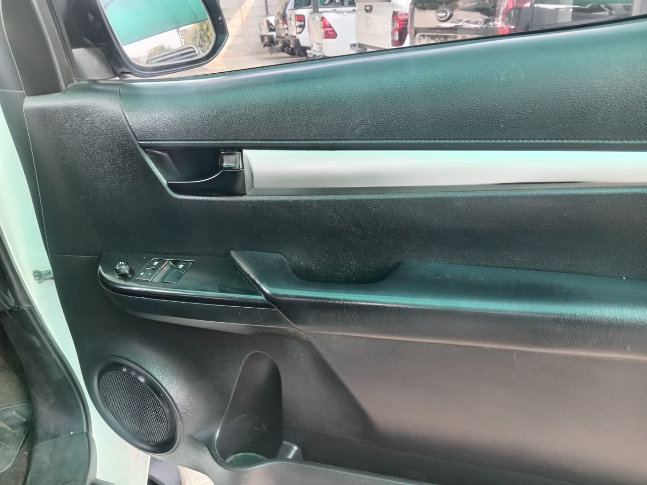 
								Toyota Hilux 2.4GD6 single cab 4X4. full									