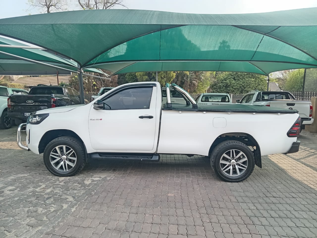 
								Toyota Hilux 2.4GD6 single cab 4X4. full									
