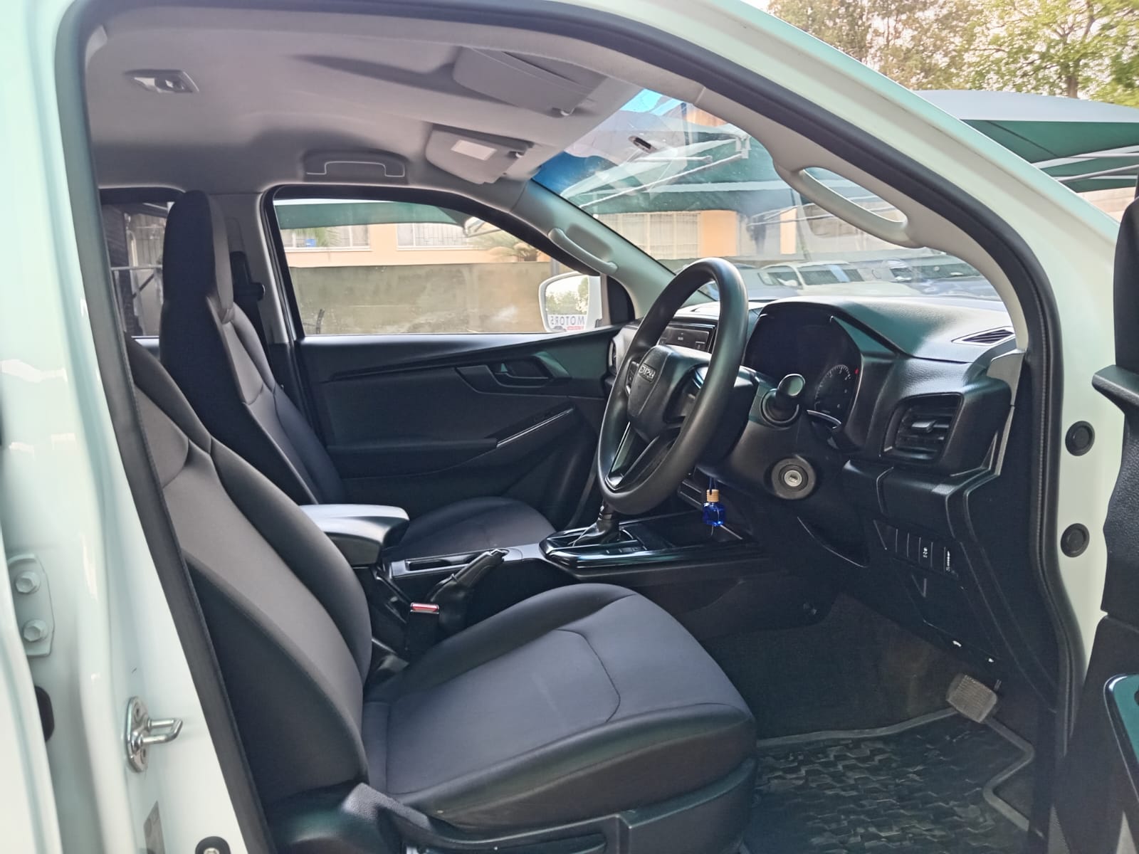 
								Isuzu D-max 1.9 Double cab LS 4X2 full									