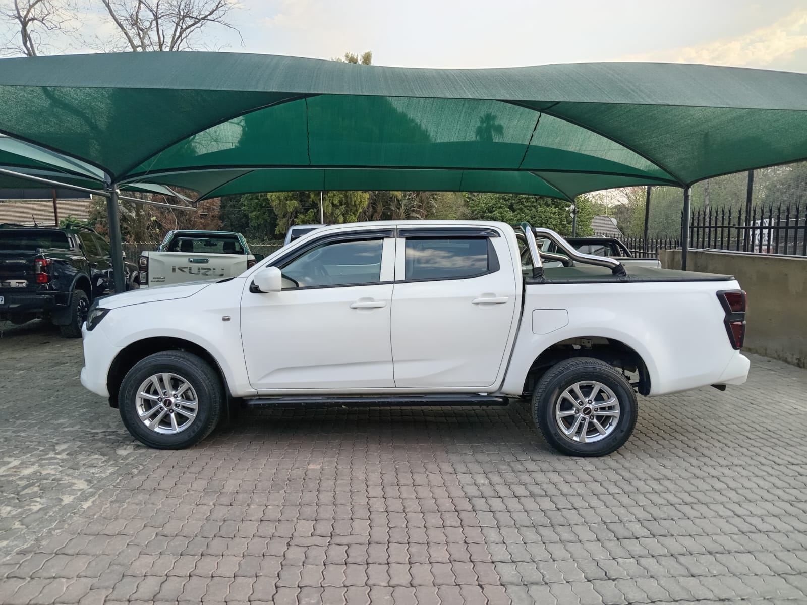 
								Isuzu D-max 1.9 Double cab LS 4X2 full									