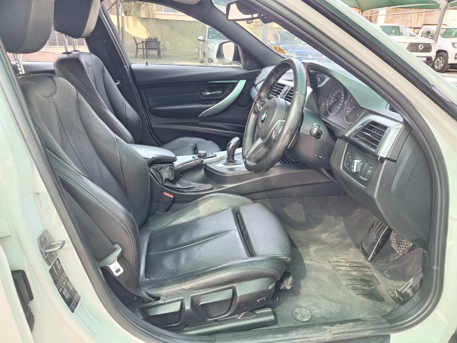 
								BMW 3Series 320d M-sport Sedan full									