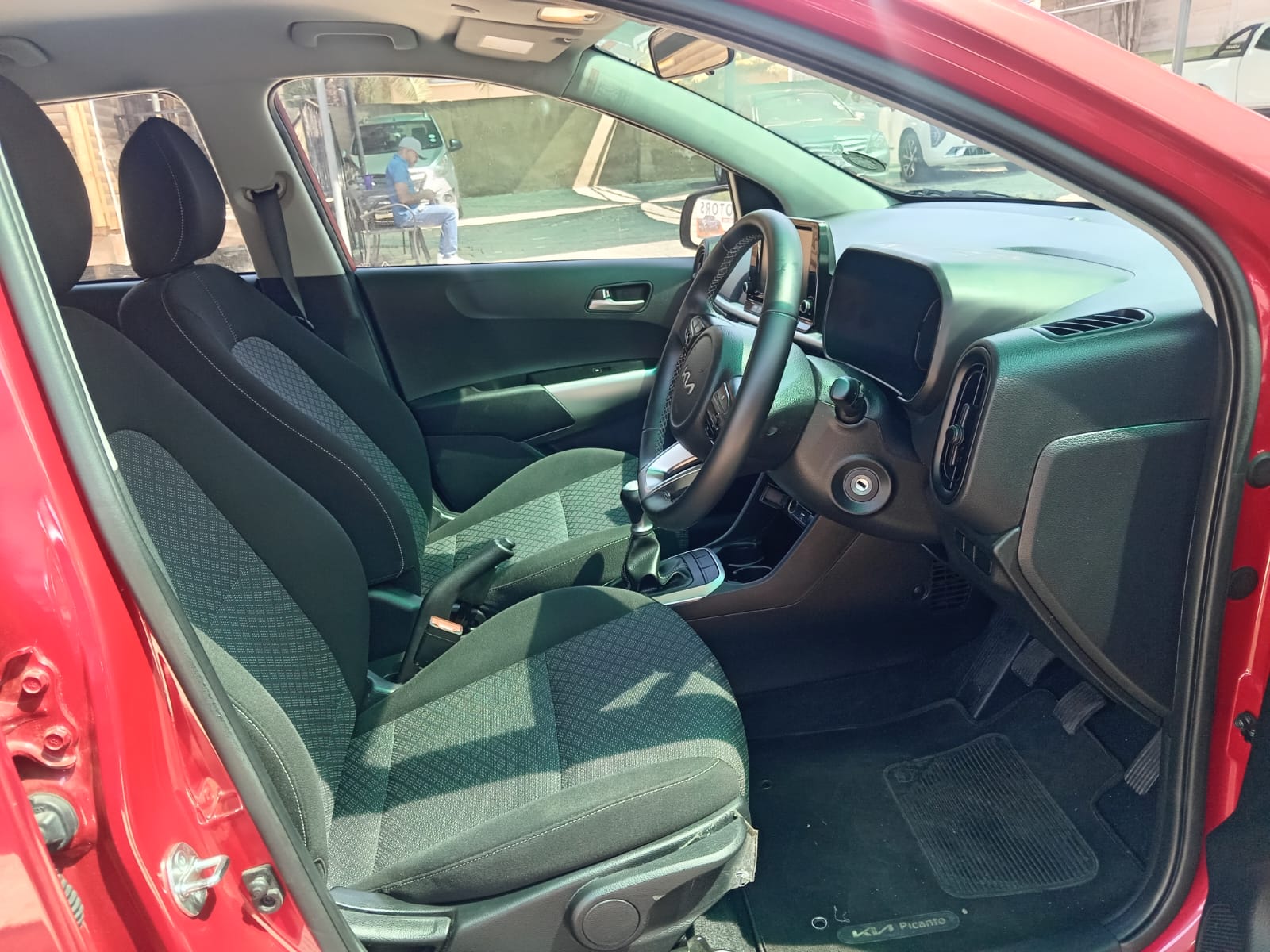 
								Kia Picanto 1.0 hatchback full									