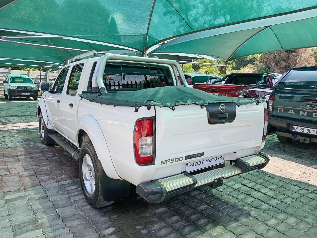 
								Nissan NP300 double cab 4X4 full									