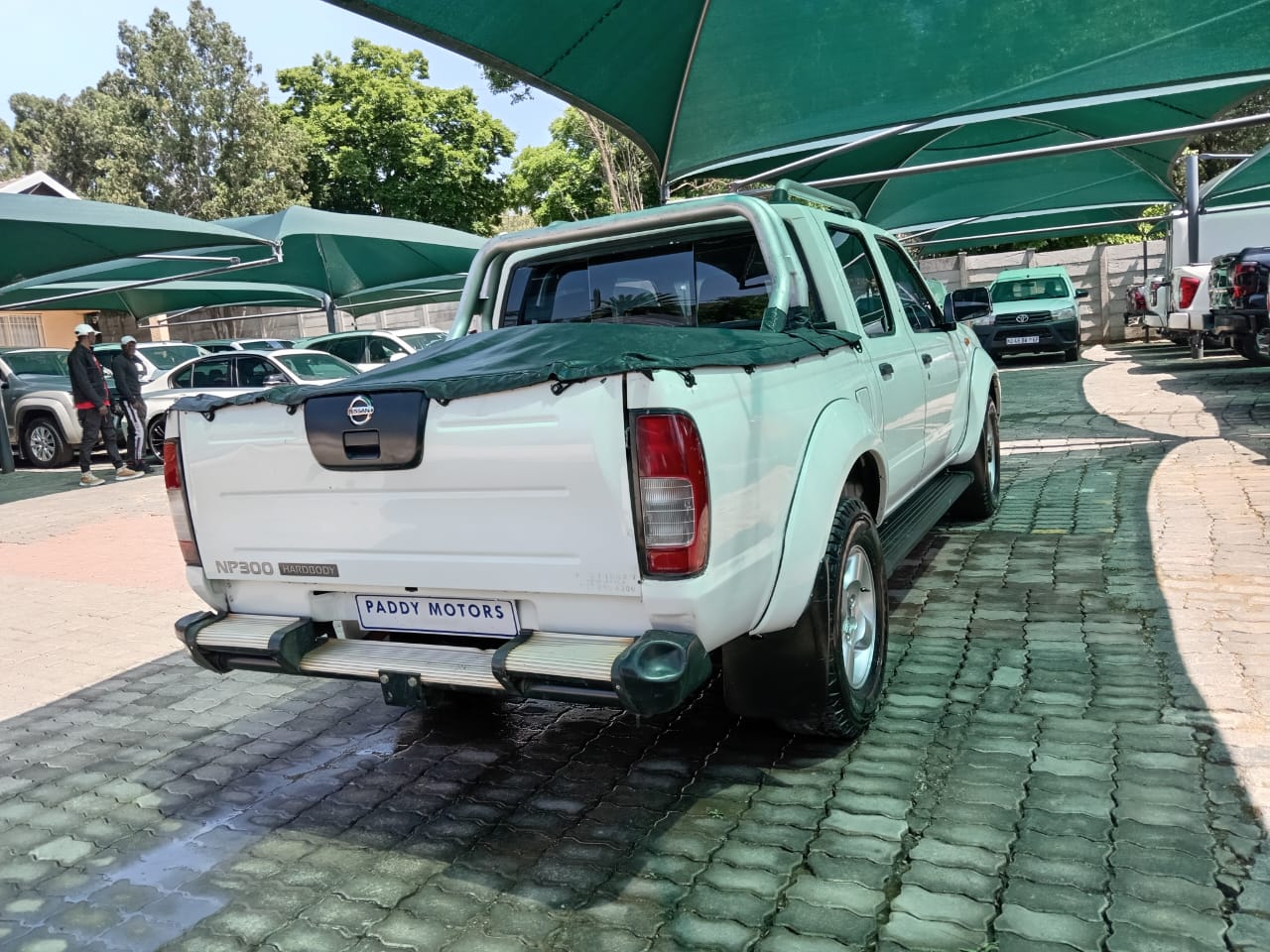 
								Nissan NP300 double cab 4X4 full									