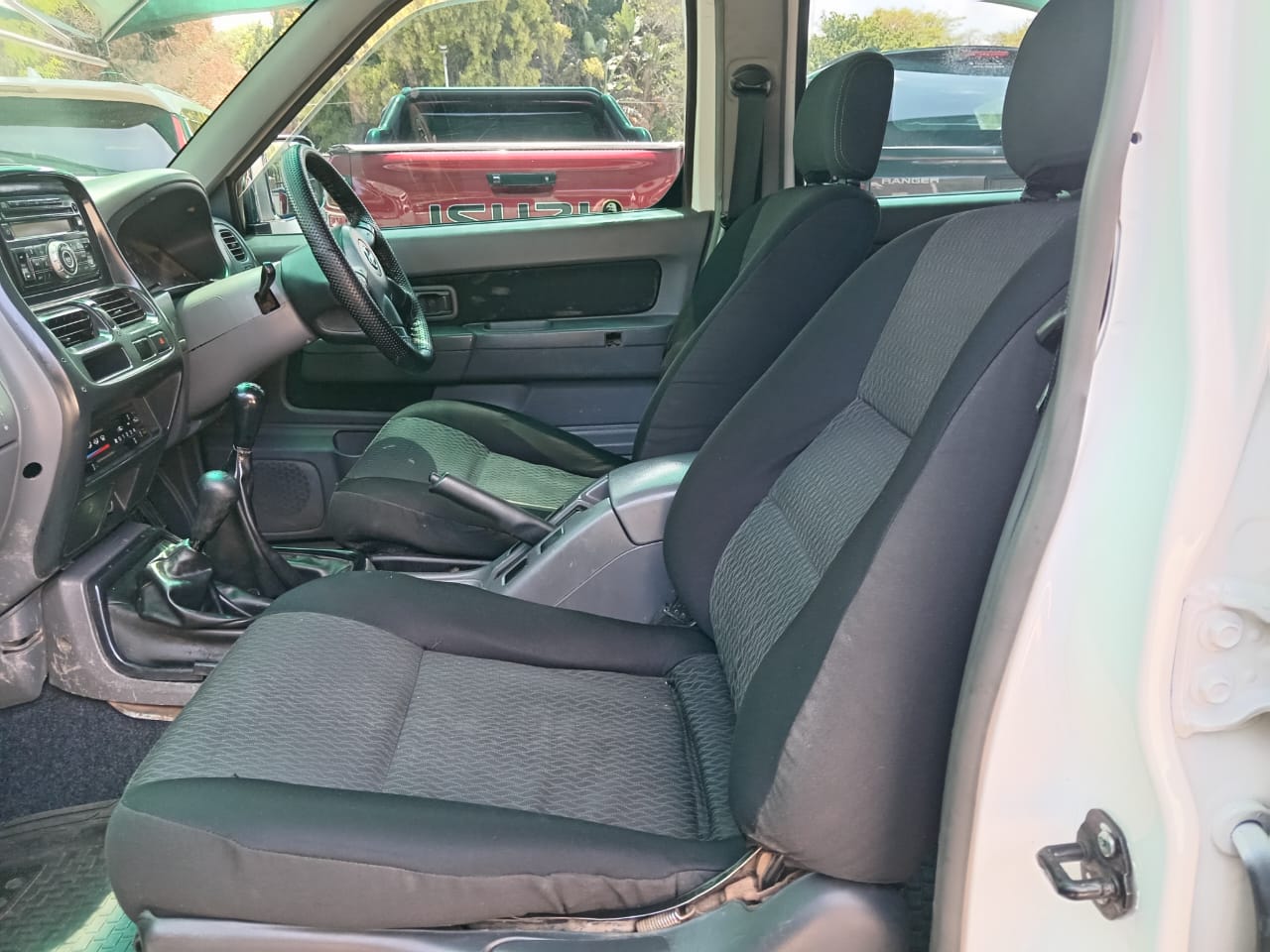 
								Nissan NP300 double cab 4X4 full									