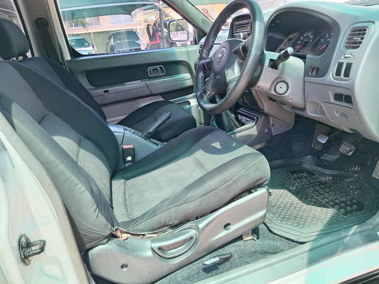 
								Nissan NP300 double cab 4X4 full									