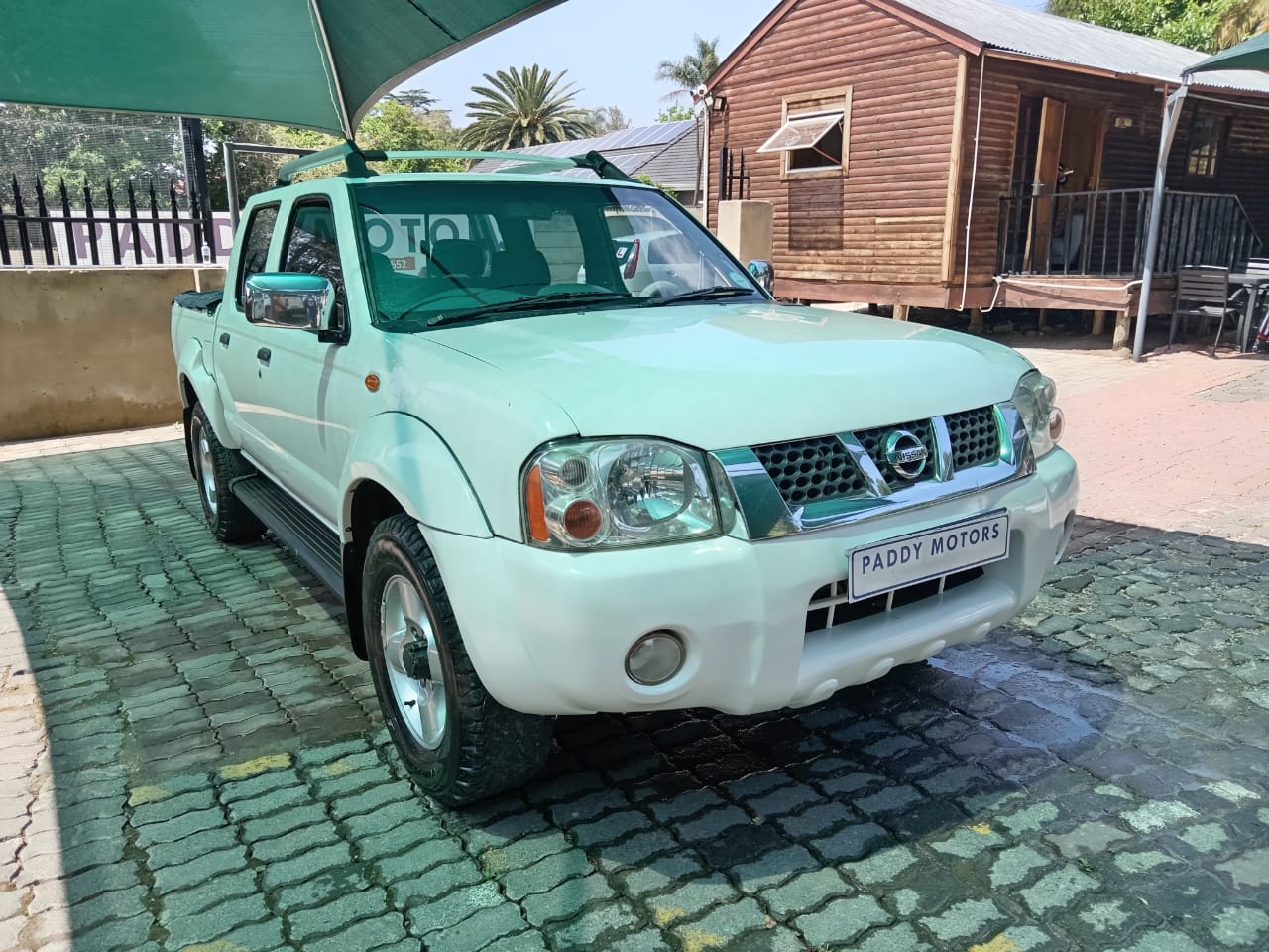 
								Nissan NP300 double cab 4X4 full									