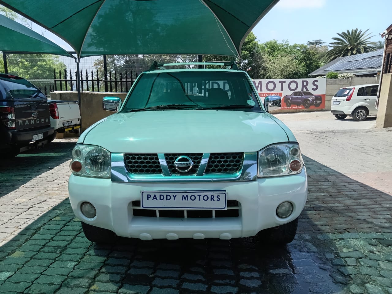
								Nissan NP300 double cab 4X4 full									