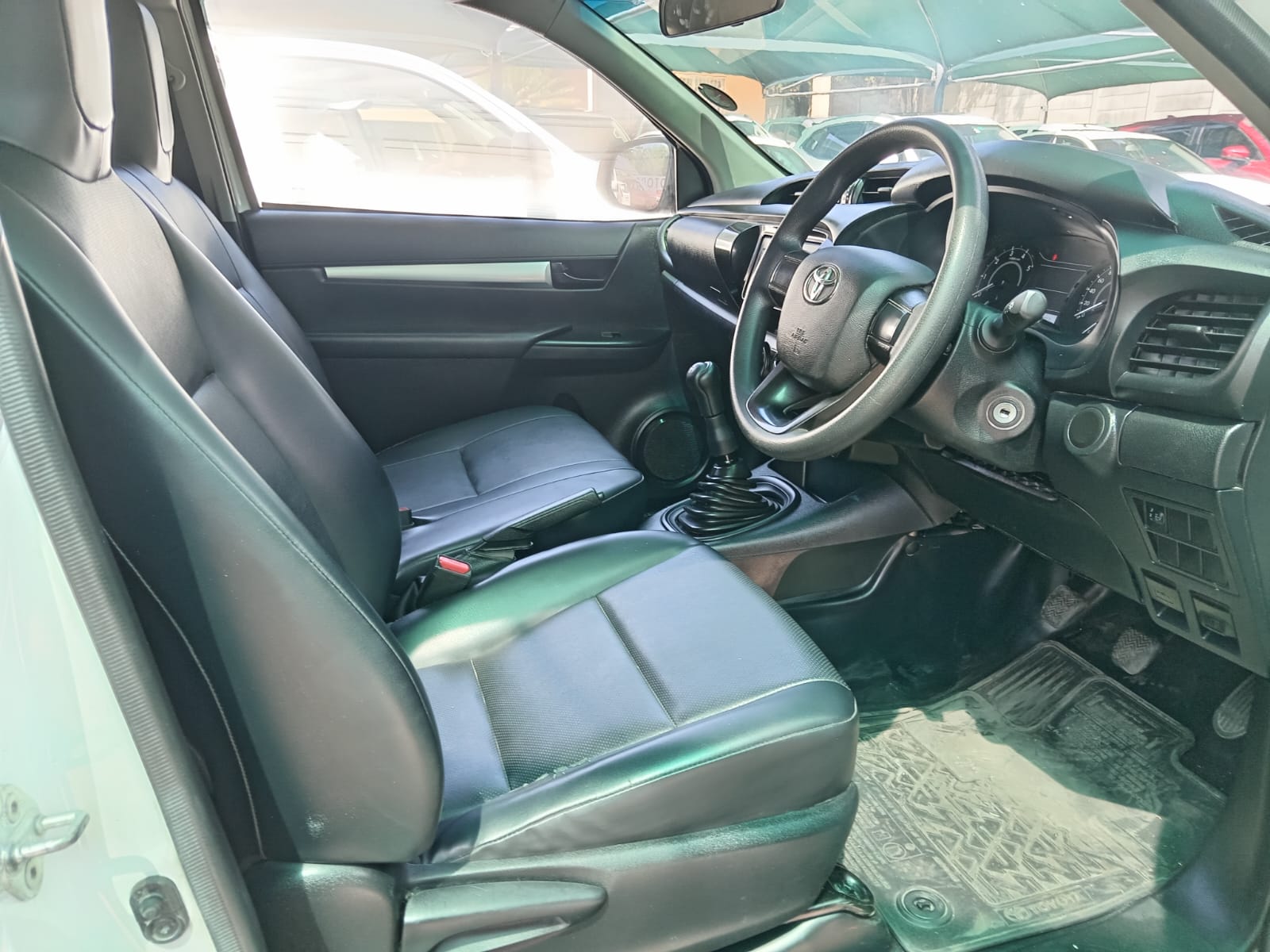 
								Toyota Hilux 2.4GD Single cab low base full									