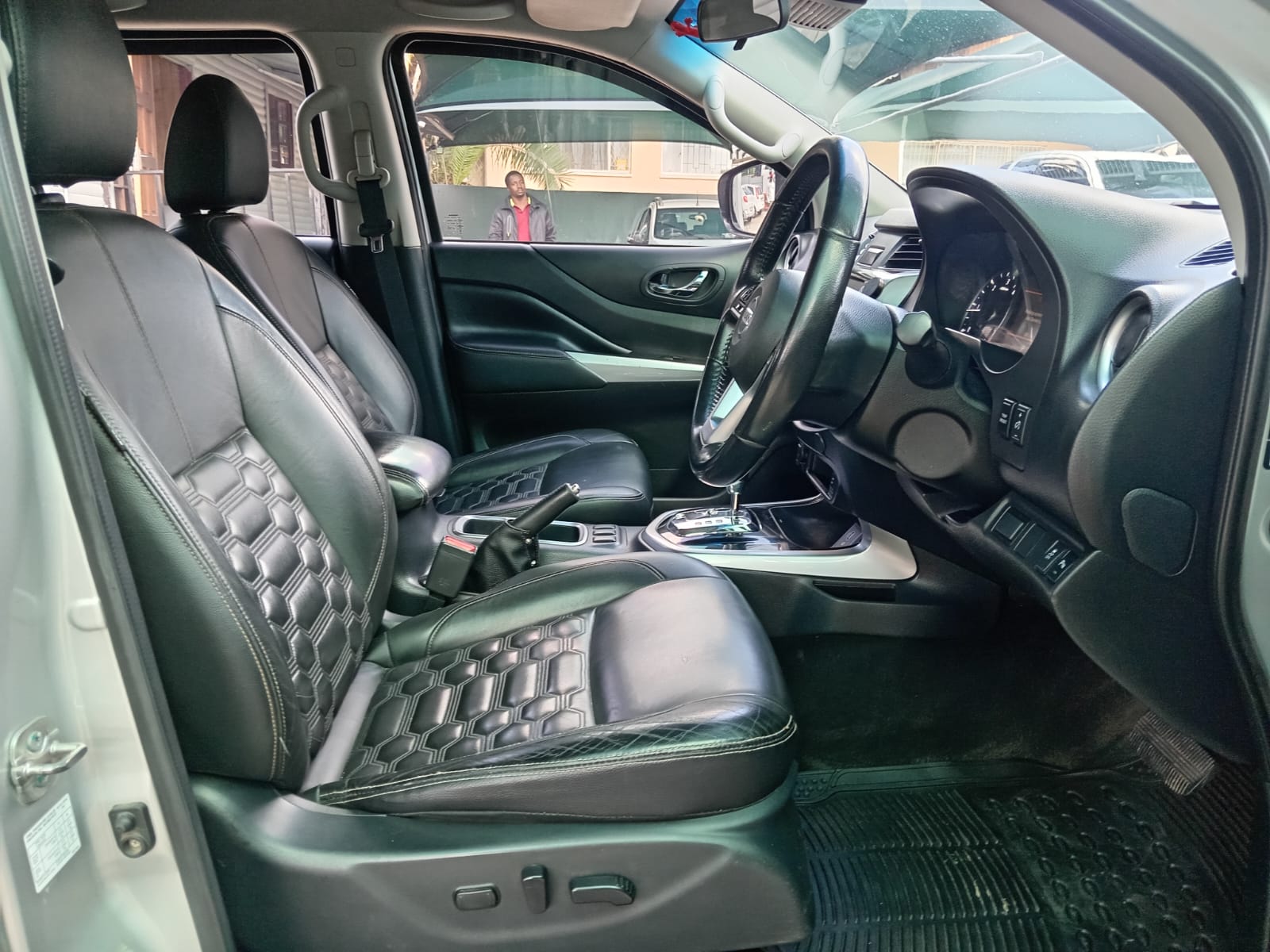 
								2022 Nissan Navara 2.5DDTi Double Cab LE full									