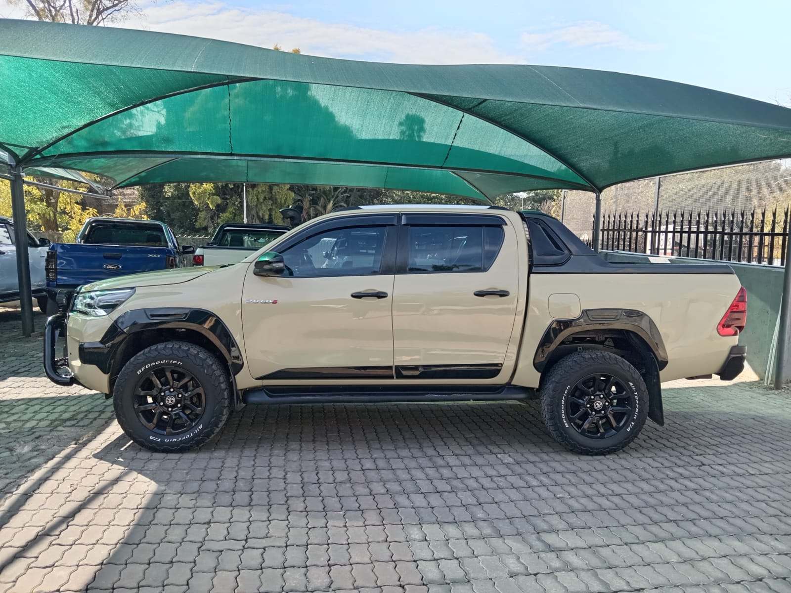
								2022 Toyota Hilux 2.8GD-6 Double Cab Legend Auto full									