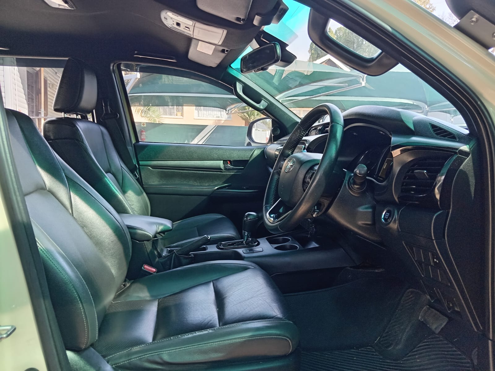 
								2022 Toyota Hilux 2.8GD-6 Double Cab Legend Auto full									