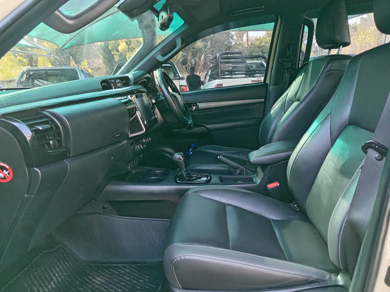 
								2022 Toyota Hilux 2.8GD-6 Double Cab Legend Auto full									