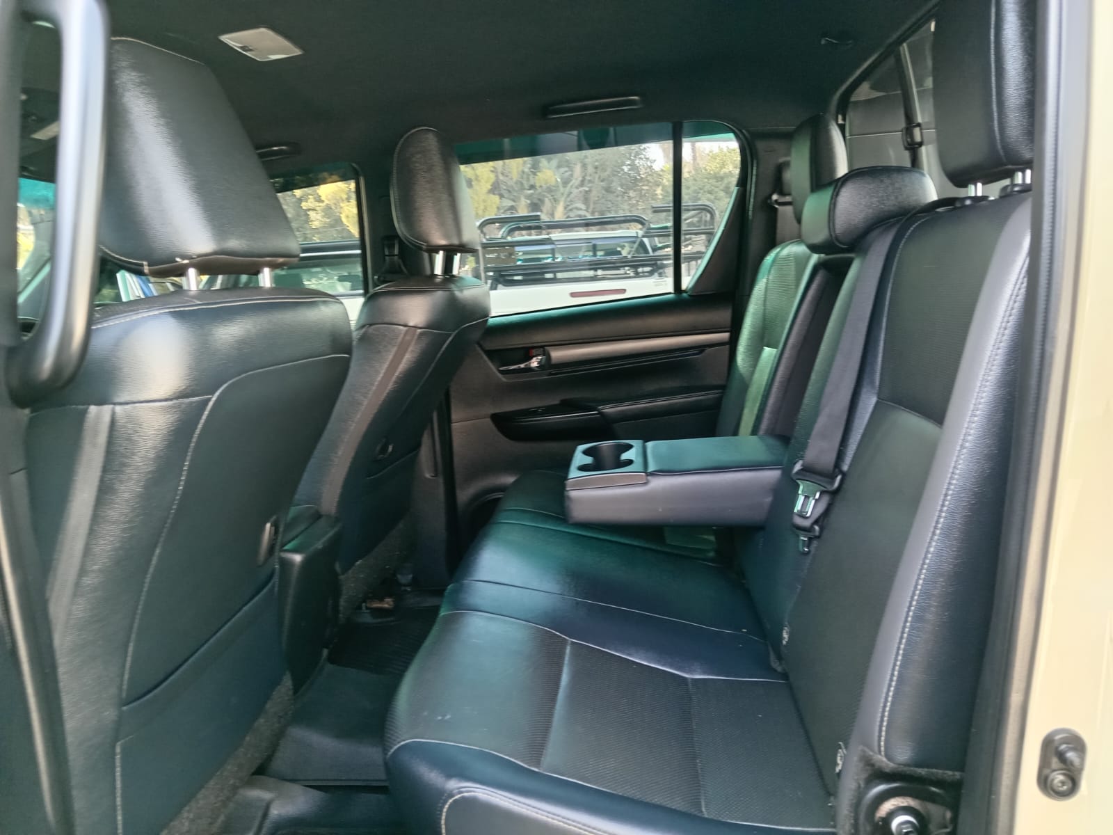 
								2022 Toyota Hilux 2.8GD-6 Double Cab Legend Auto full									