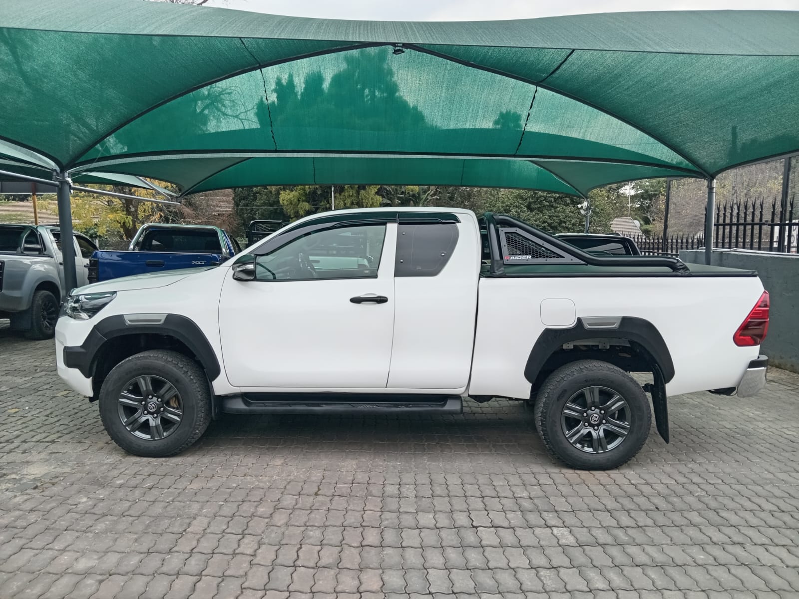 
								2024 Toyota Hilux 2.4GD-6 Xtra Cab Raider full									