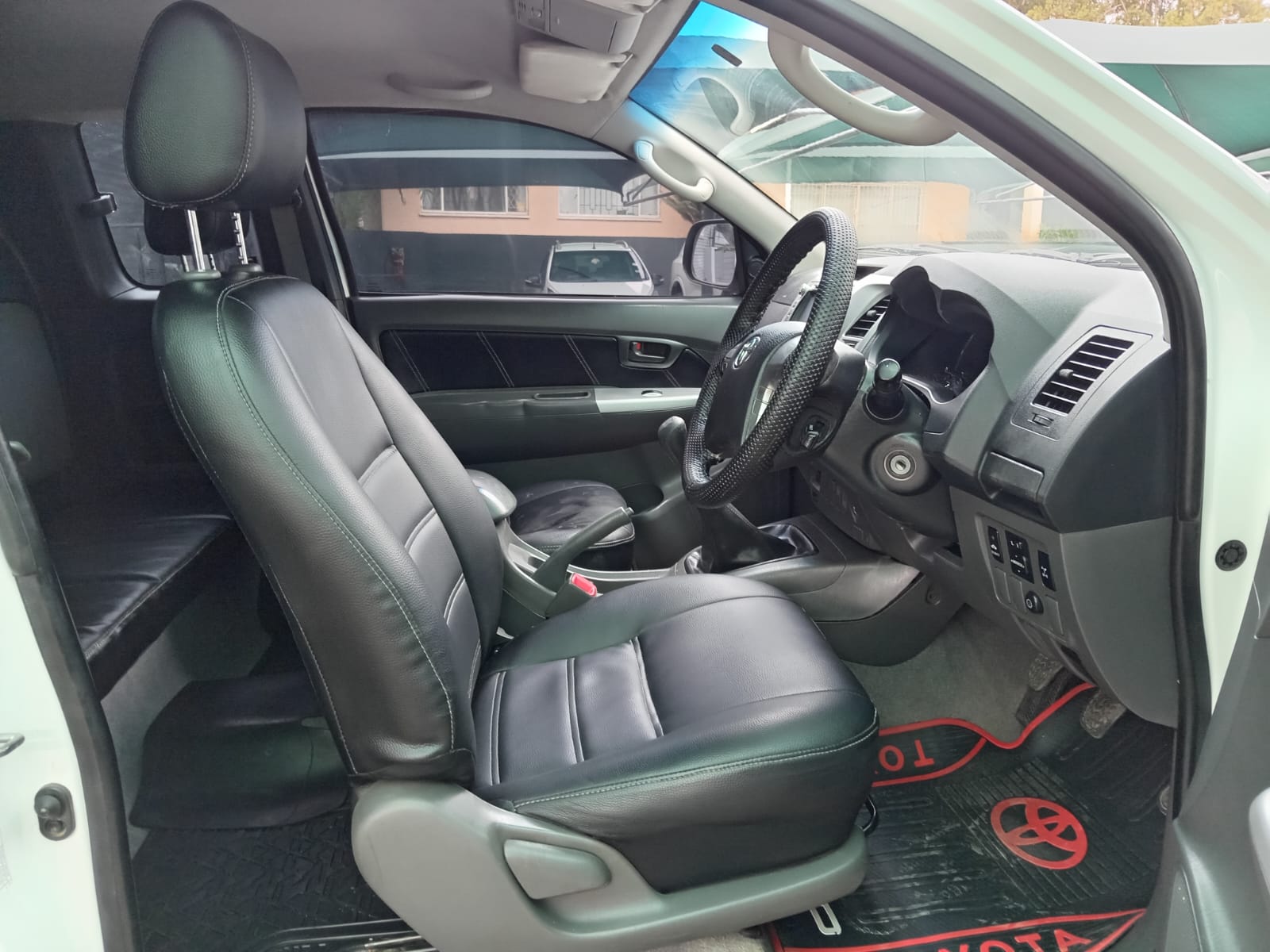 
								Toyota Hilux 3.0 D4-D Extra Cab Raider full									