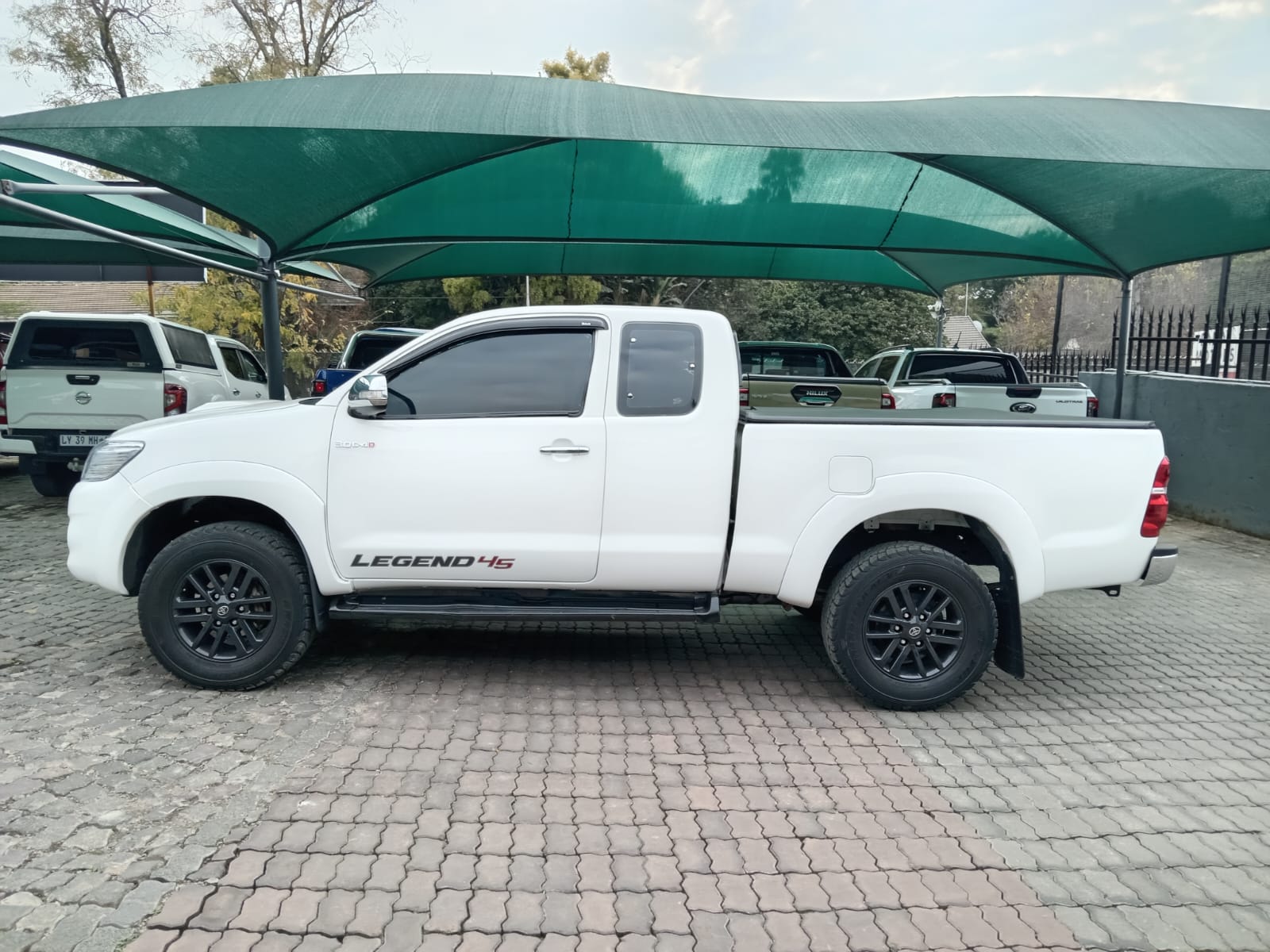 
								Toyota Hilux 3.0 D4-D Extra Cab Raider full									