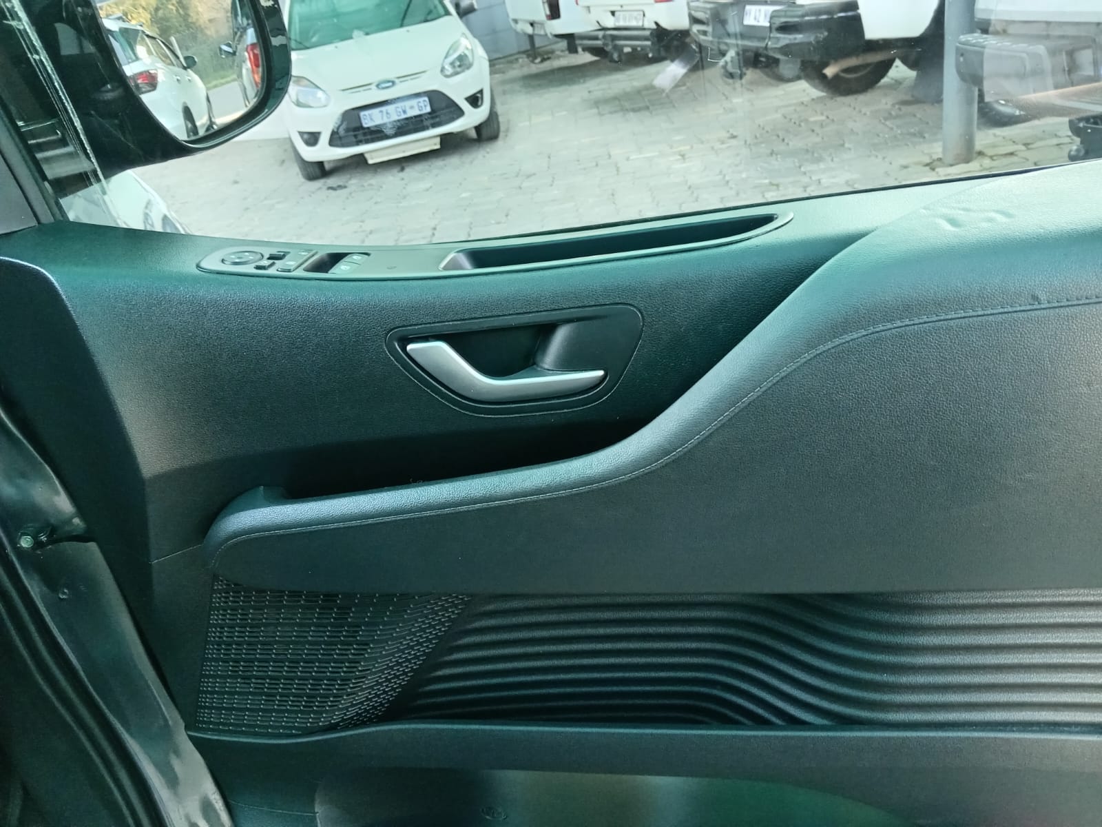 
								2023 Hyundai Staria 2.2D Elite 9-seater Auto full									