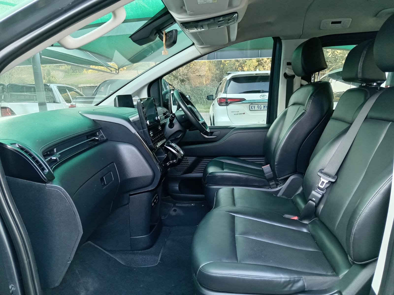 
								2023 Hyundai Staria 2.2D Elite 9-seater Auto full									