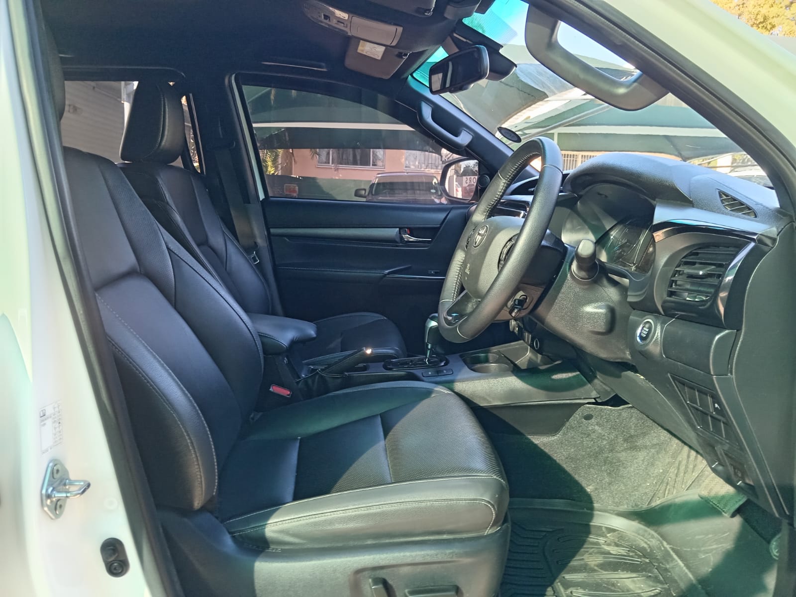 
								2022 Toyota Hilux 2.8GD-6 Double Cab Legend Auto full									