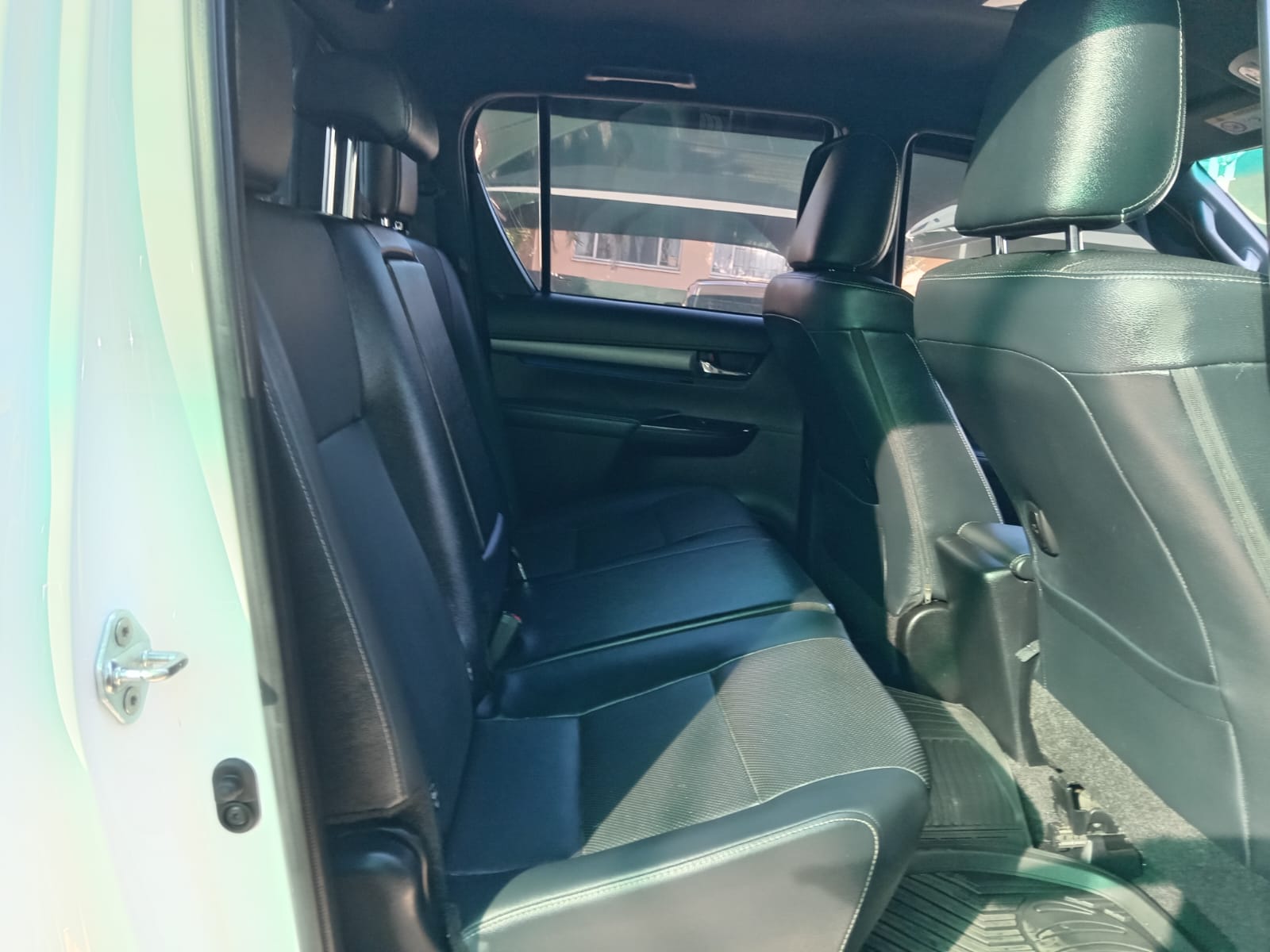 
								2022 Toyota Hilux 2.8GD-6 Double Cab Legend Auto full									