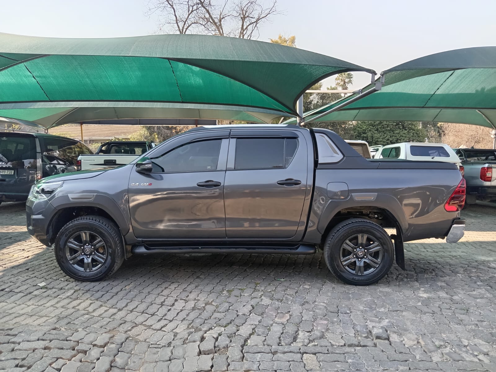 
								2022 Toyota Hilux 2.4GD-6 Double Cab Raider full									