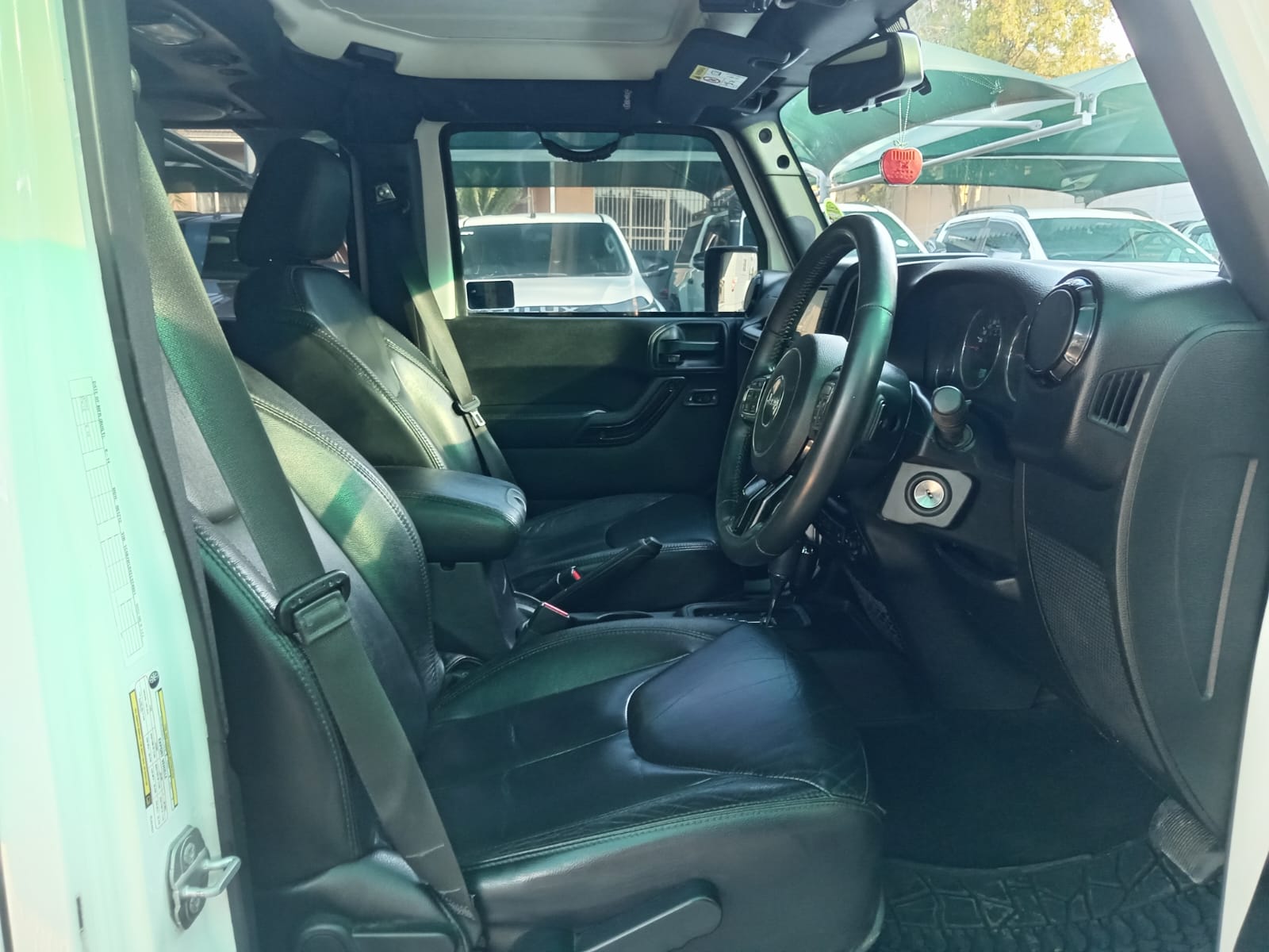 
								2014 Jeep Wrangler Unlimited 2.8CRD Sahara full									