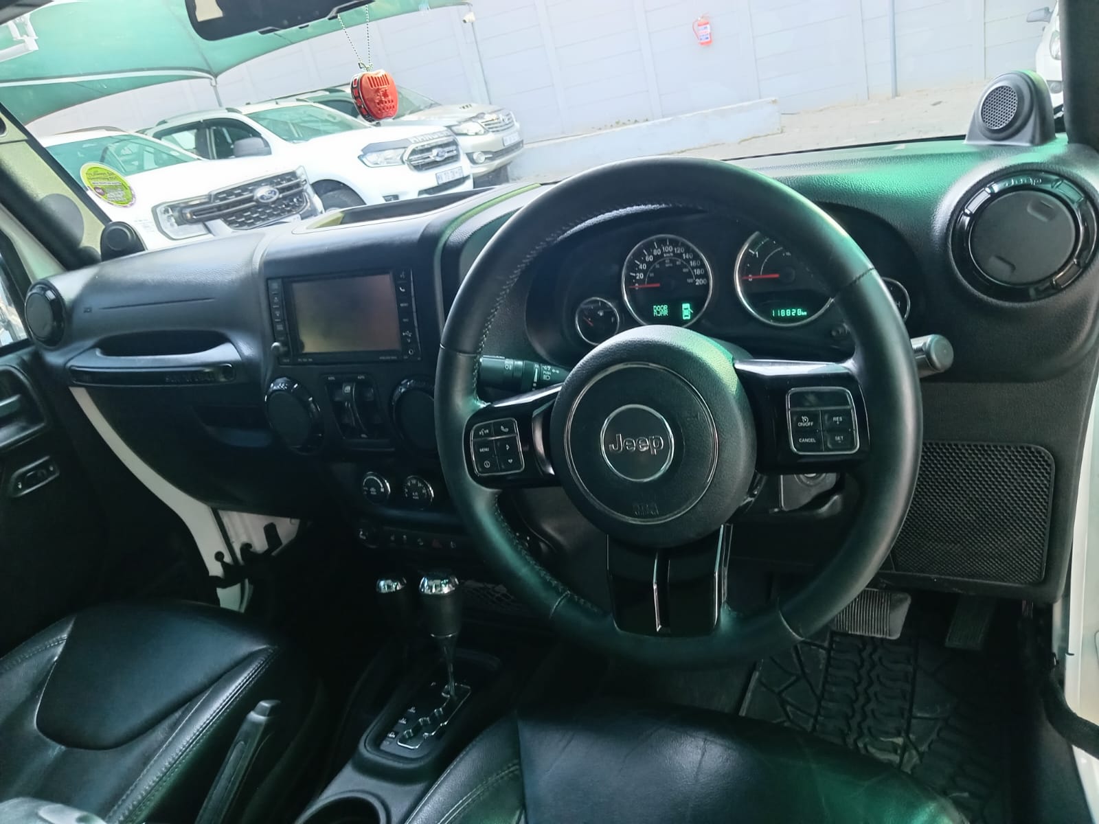 
								2014 Jeep Wrangler Unlimited 2.8CRD Sahara full									