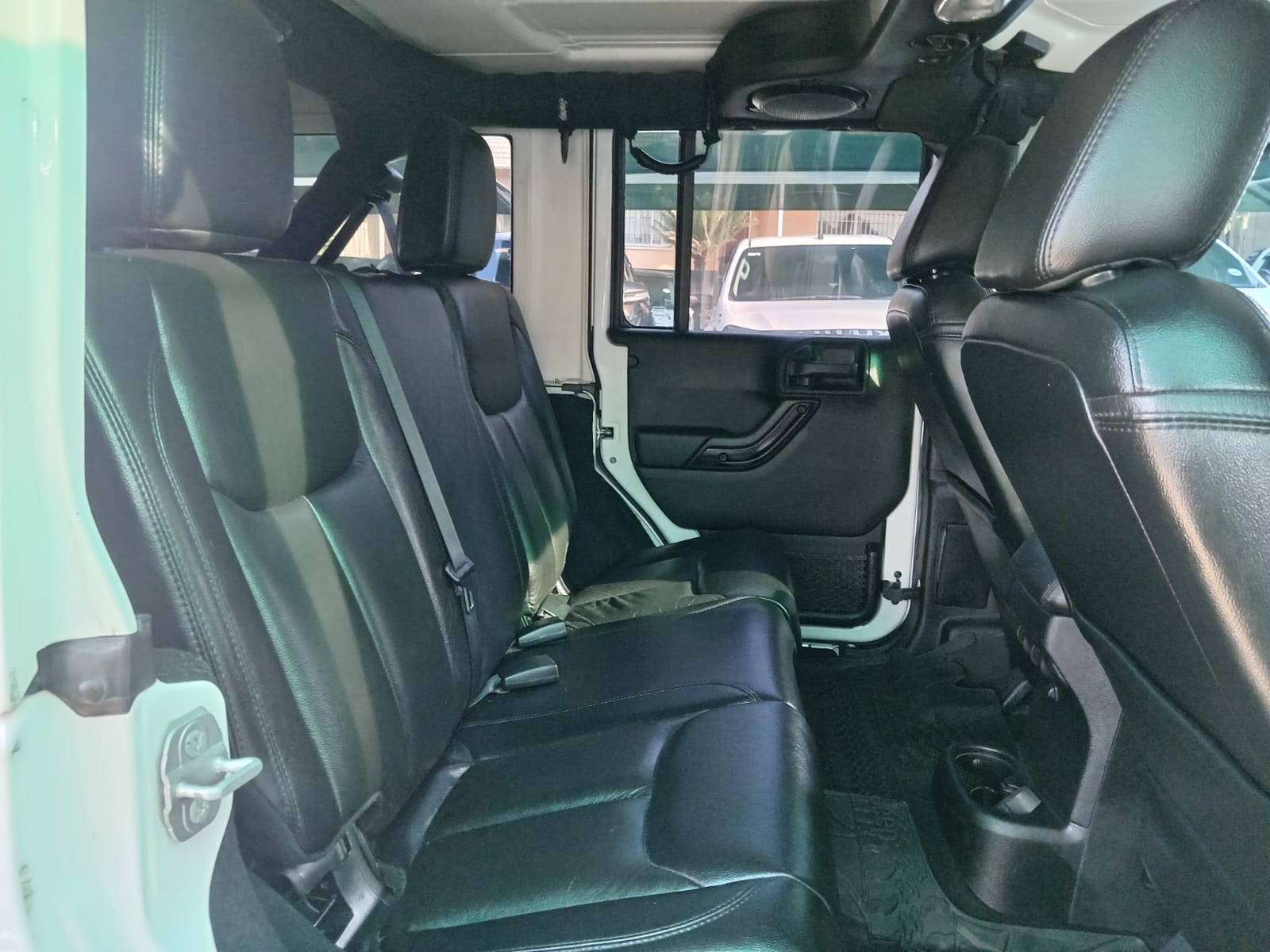 
								2014 Jeep Wrangler Unlimited 2.8CRD Sahara full									