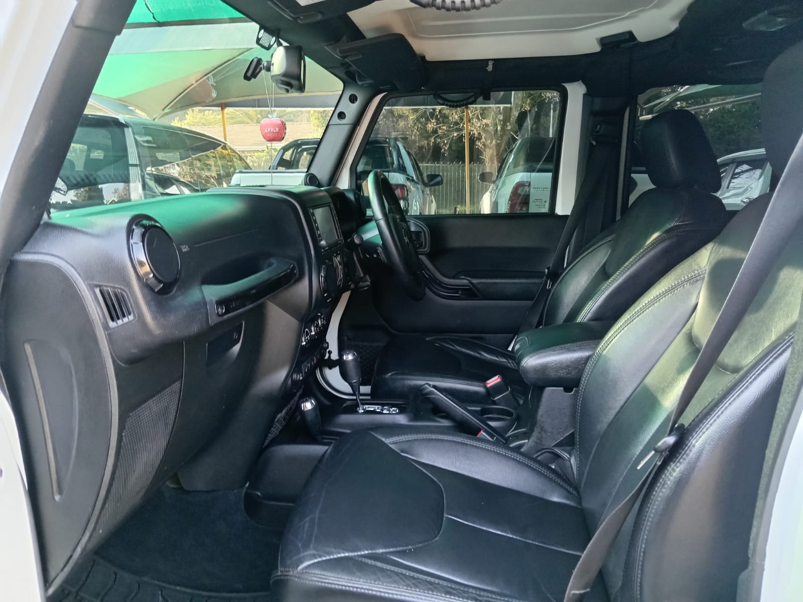 
								2014 Jeep Wrangler Unlimited 2.8CRD Sahara full									
