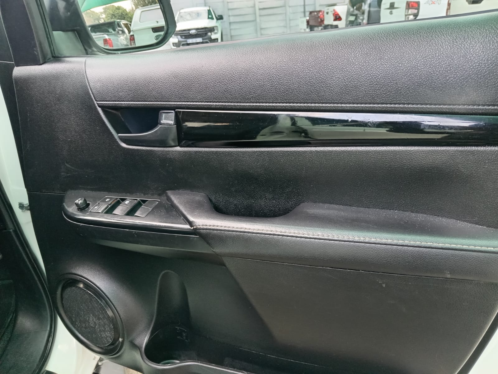 
								2019 Toyota Hilux 2.4GD-6 Double Cab 4×4 SRX Auto Share Contact Seller full									