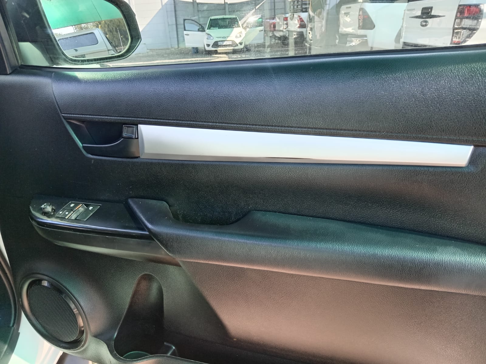 
								2023 Toyota Hilux 2.4GD-6 Xtra Cab Raider full									