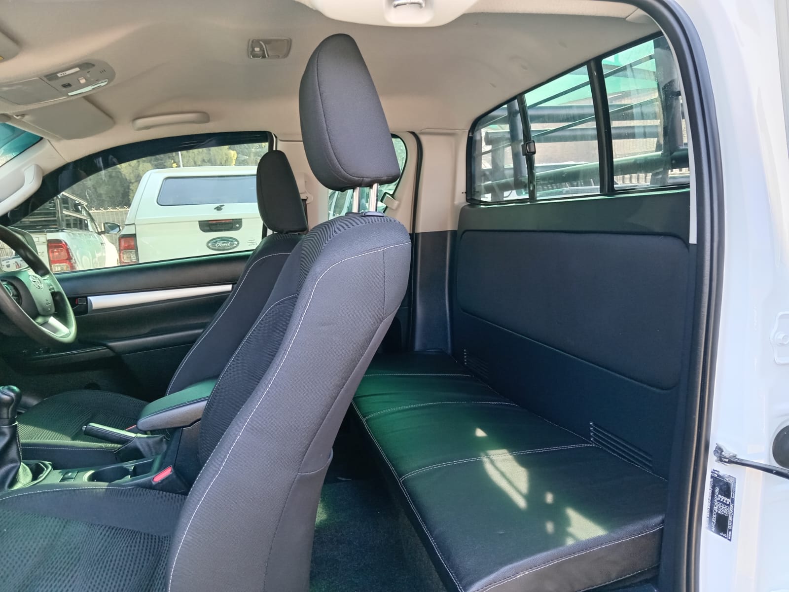 
								2023 Toyota Hilux 2.4GD-6 Xtra Cab Raider full									