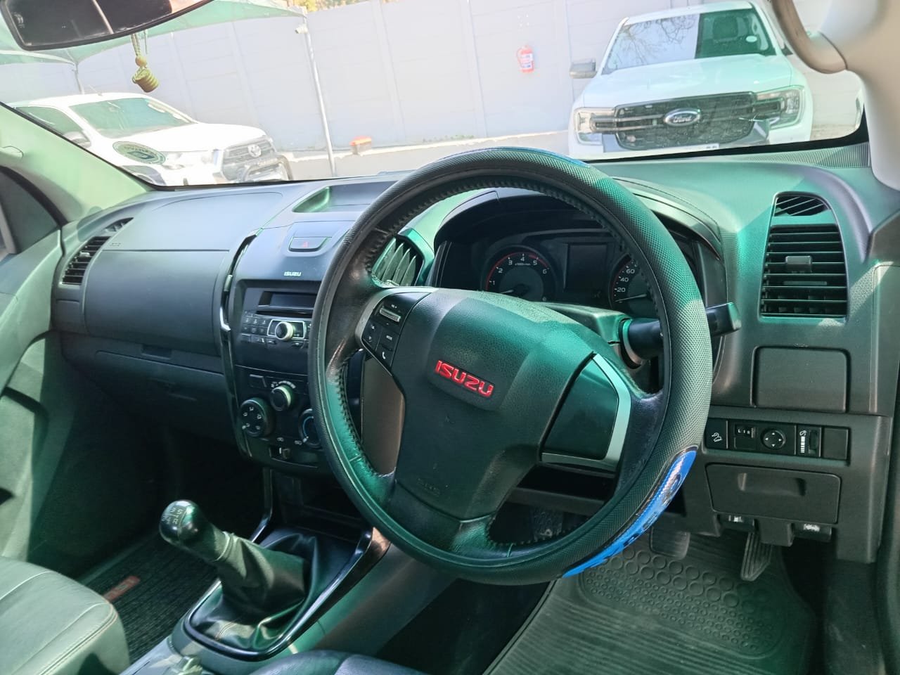 
								2017 ISUZU KB250 X-RIDER DOUBLE CAB full									