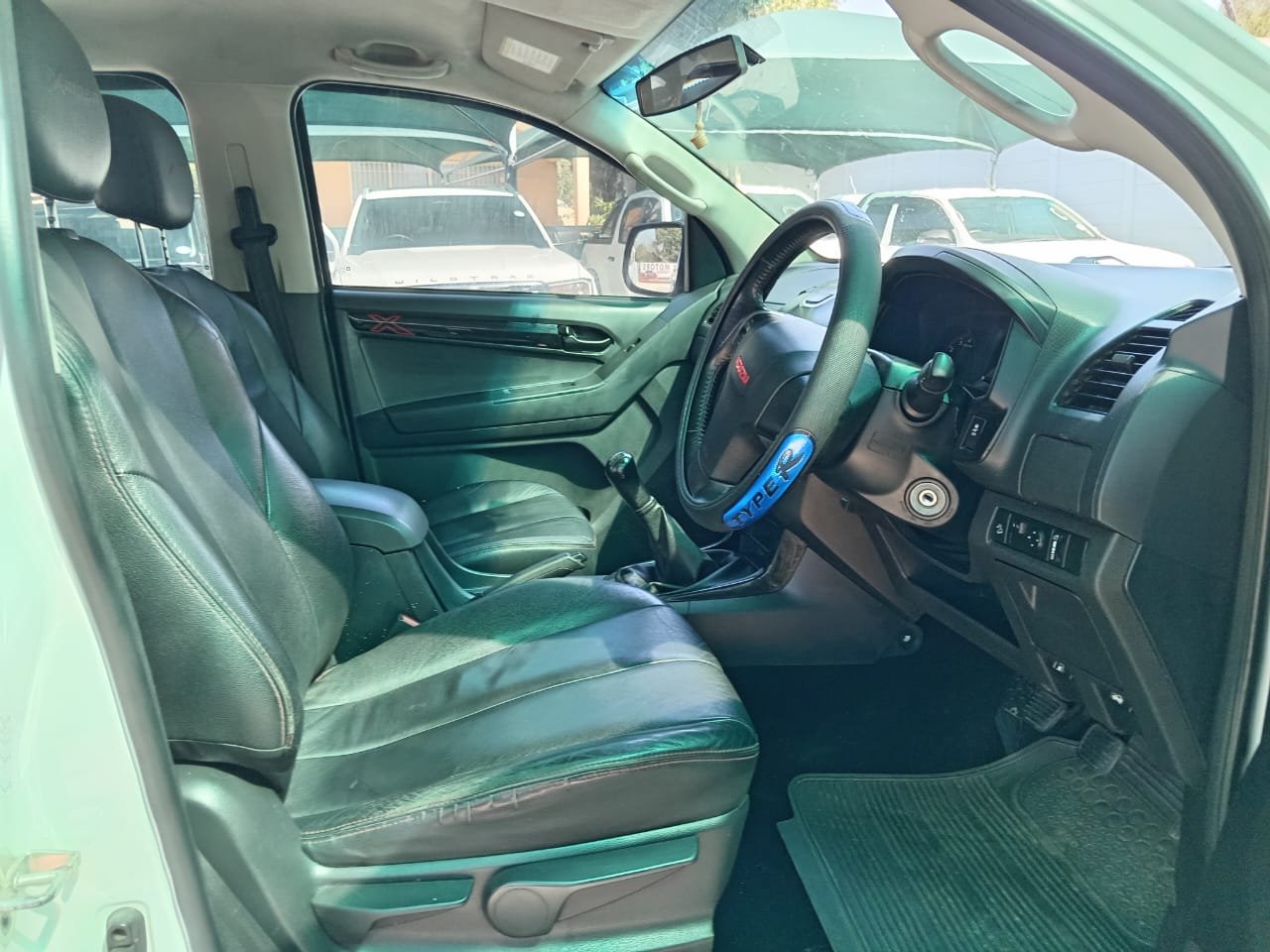 
								2017 ISUZU KB250 X-RIDER DOUBLE CAB full									
