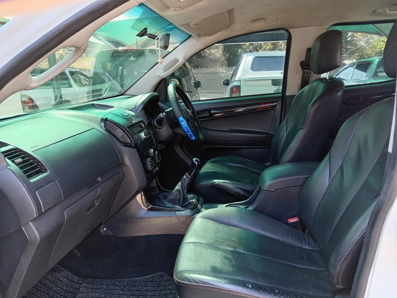 
								2017 ISUZU KB250 X-RIDER DOUBLE CAB full									