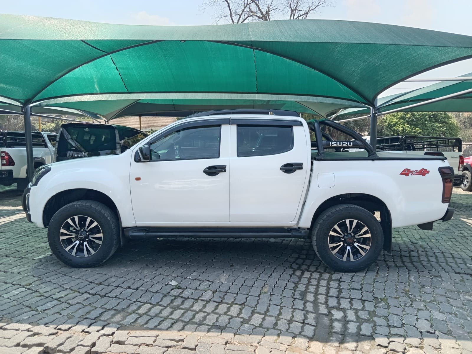 
								2021 ISUZU DMAX 250 DOUBLE CAB 4X4 full									