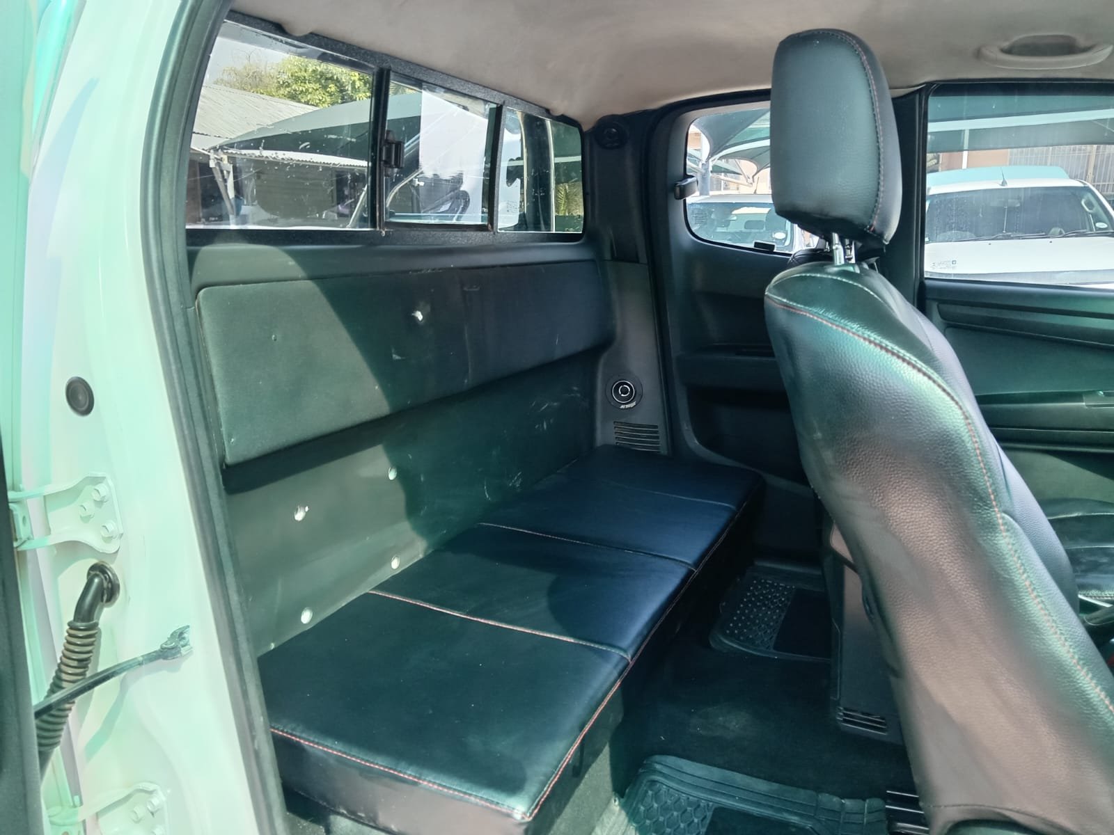 
								2014 ISUZU KB250 EXTRA CAB full									