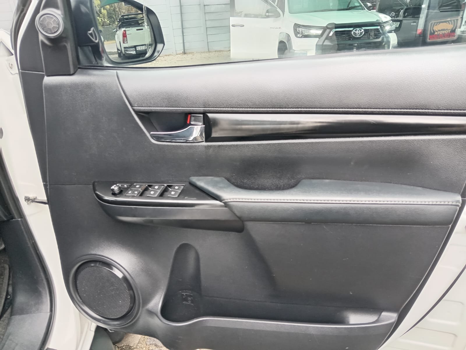 
								2017 TOYOTA HILUX 2.8 GD-6 DOUBLE CAB 4X4 full									