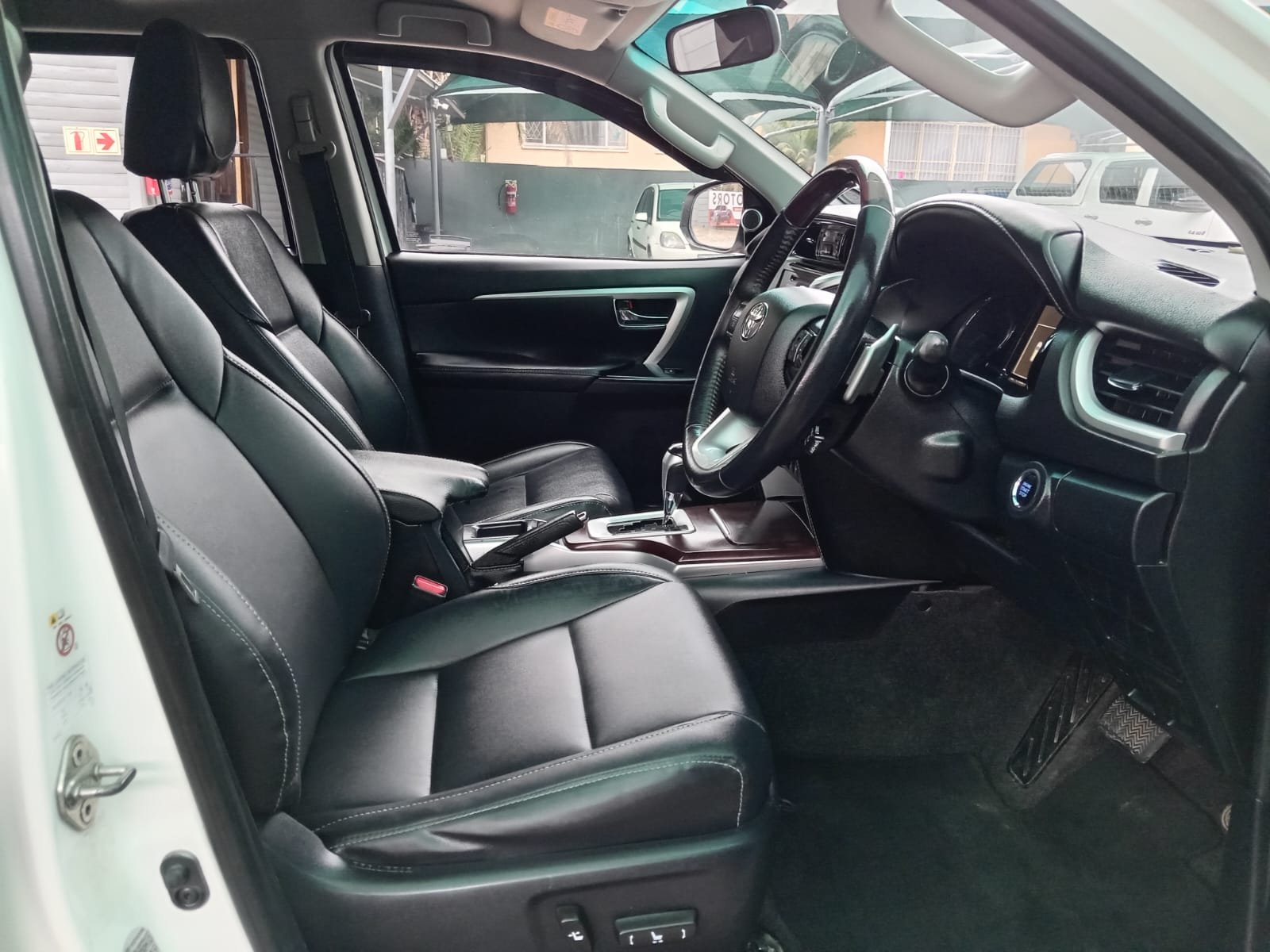 
								2018 TOYOTA HILUX 2.8 GD-6 AUTO 4X4 full									
