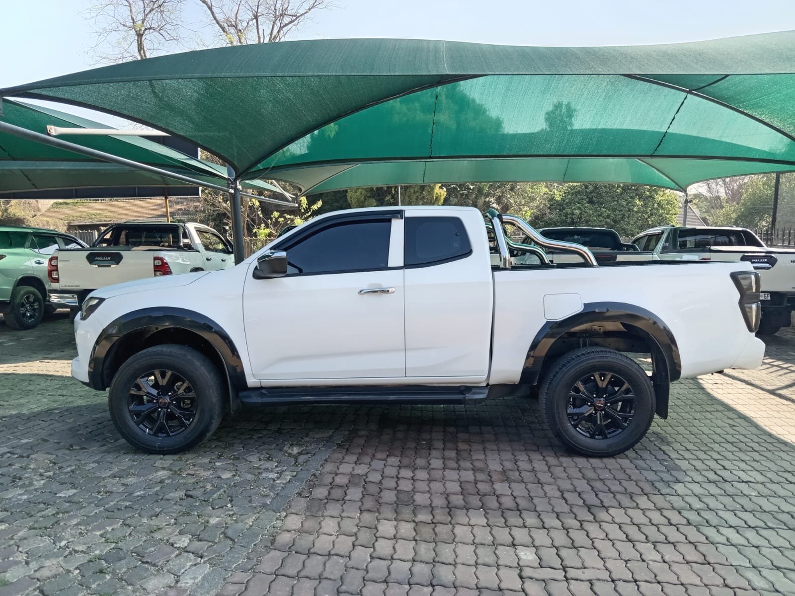 
								2023 ISUZU DMAX 3.0 TD EXTRA CAB 4X4 full									
