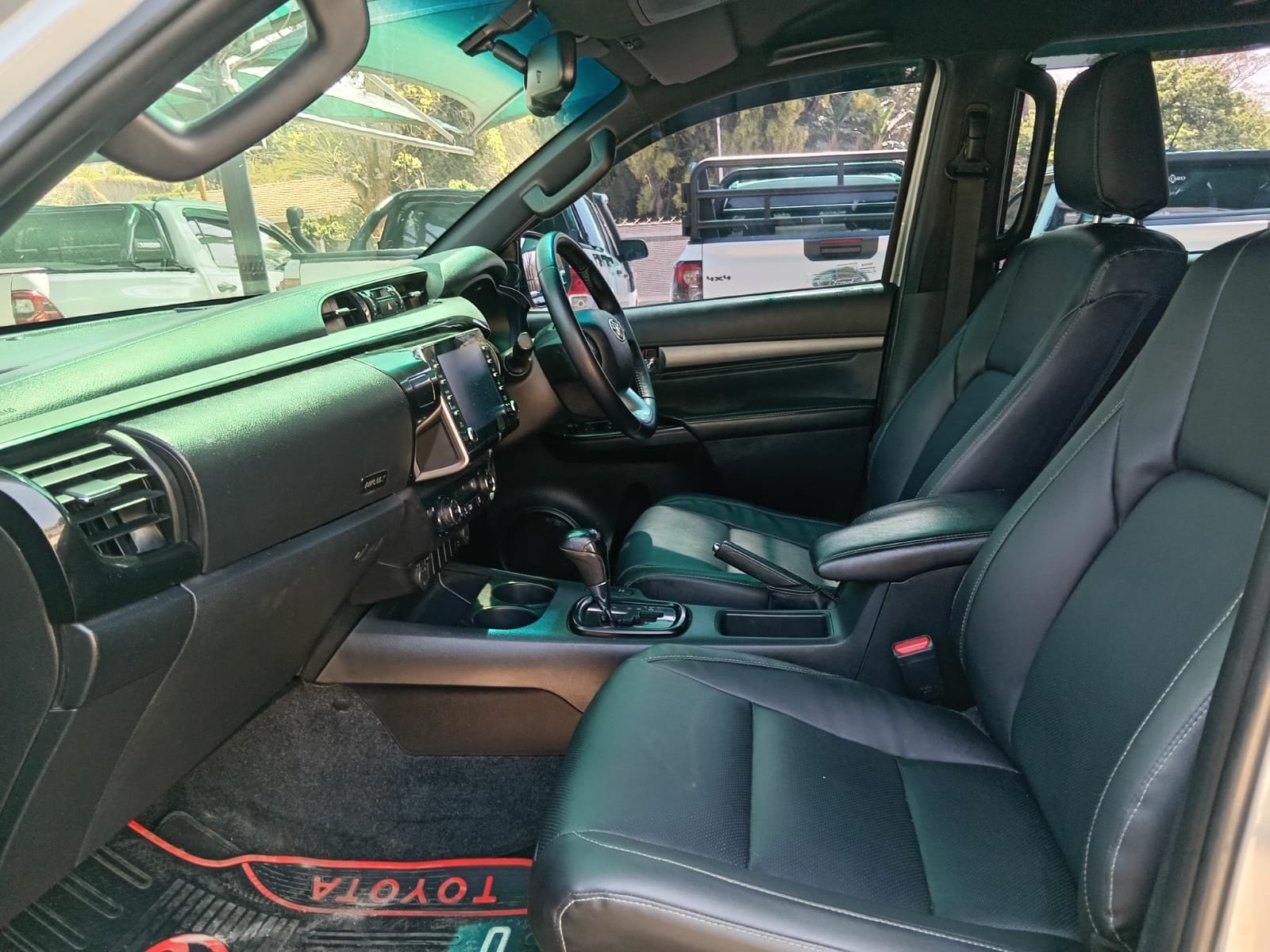 
								2021 TOYOTA HILUX 2.8 GD-6 DOUBLE CAB LEGEND full									